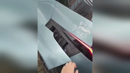 车主吐槽充电口开关 拔个充电枪的功夫就自动关闭了
