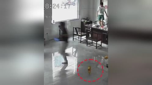 第一次遇到不牵绳的狗子 男子吓得鞋都跑掉了