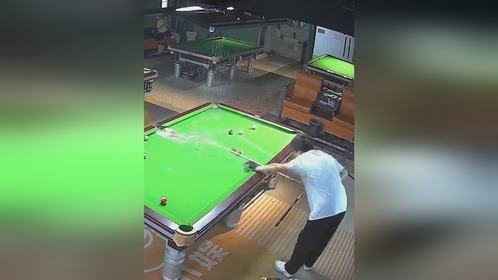 高一男生打台球装逼 一杆下去把可乐打爆