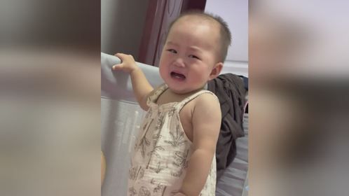 宝宝乱扔东西被爸爸训，孩子手捏裤子 看把人给紧张的！