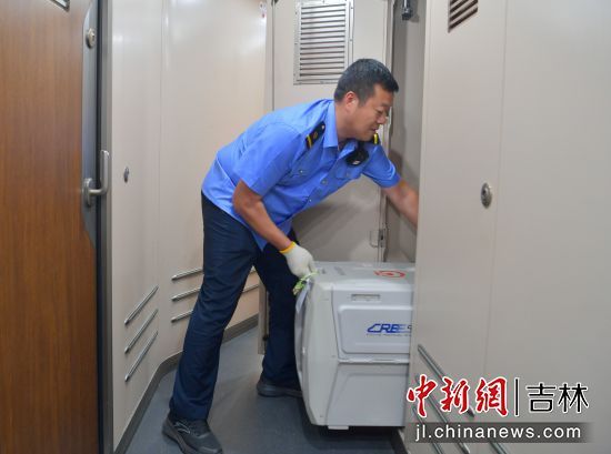 工作人员将高铁宠物运输箱放入车厢指定位置