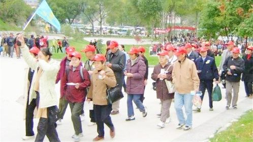 老年旅行团为啥那么便宜？导游说出其中奥秘，千万别踩坑！