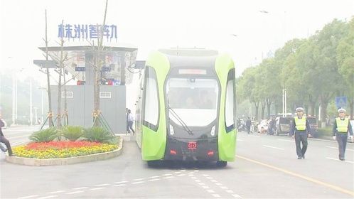 中国创世界首列无轨火车，不铺轨道直接在马路跑，这怎么做到的
