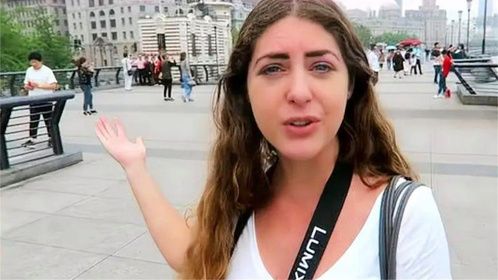 美国美女来中国旅游，在街上看到一东西，直言：为何我国没有？
