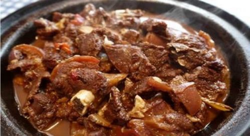 “呼熟狗，水煮狗肉，火候关键，调料丰富。”