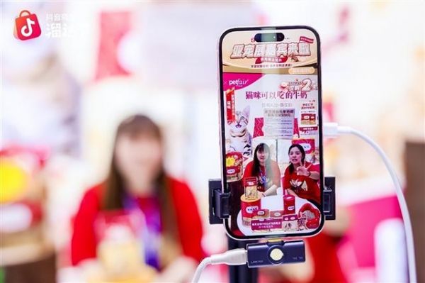 弗列加特新媒体运营总监吴旖旎在亚宠展现场开播