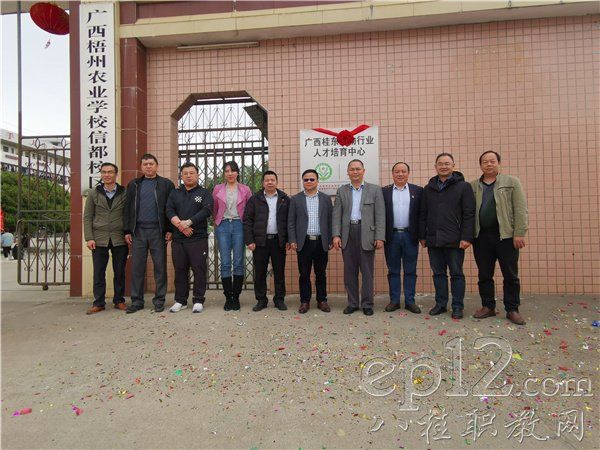 学校领导、与会嘉宾揭牌后合影