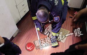 消防队员最终在书桌和墙壁的缝隙发现了蛇