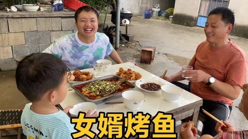 余雪的手艺也太棒了。分分钟给老丈人做了份烤鱼，一家人围着吃！