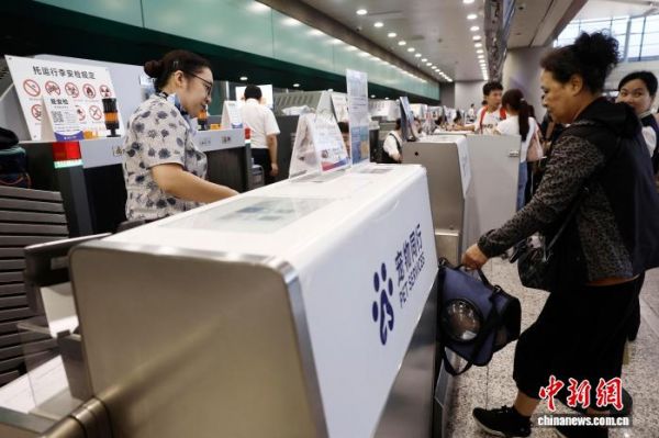 上海：旅客体验“宠物进客舱”服务
