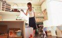 女性带宠物逛街图片