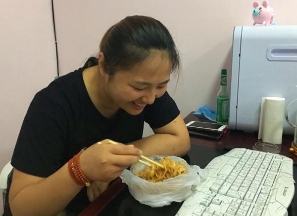 安徽90后女孩不爱红装爱猫狗 开宠物店月入万元
