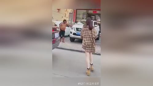 给流浪汉买鞋