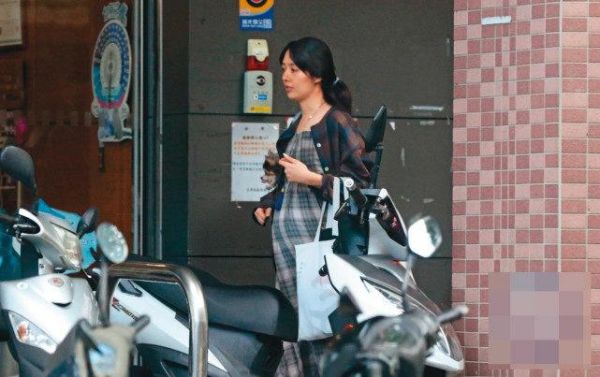 台媒曝郭碧婷有孕！直击她挺6月孕肚现身街头，向太盼她回港待产