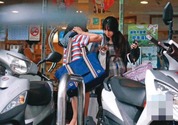 台媒曝郭碧婷有孕！直击她挺6月孕肚现身街头，向太盼她回港待产