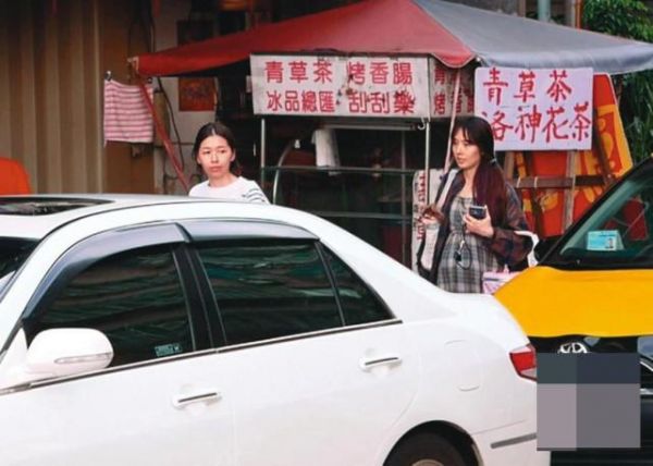 台媒曝郭碧婷有孕！直击她挺6月孕肚现身街头，向太盼她回港待产