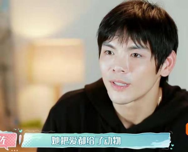 郭碧婷70只宠物爬桌子随地大小便，引向佐对怀孕问题很是担忧