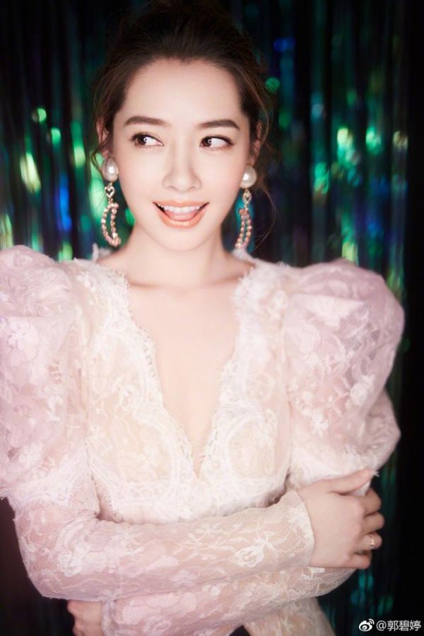 郭碧婷坦诚被100多人追求，不善聊天至今单身，养60只宠物陪自己