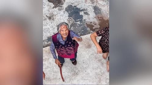 男子用无人机给95岁外婆空投坨子肉