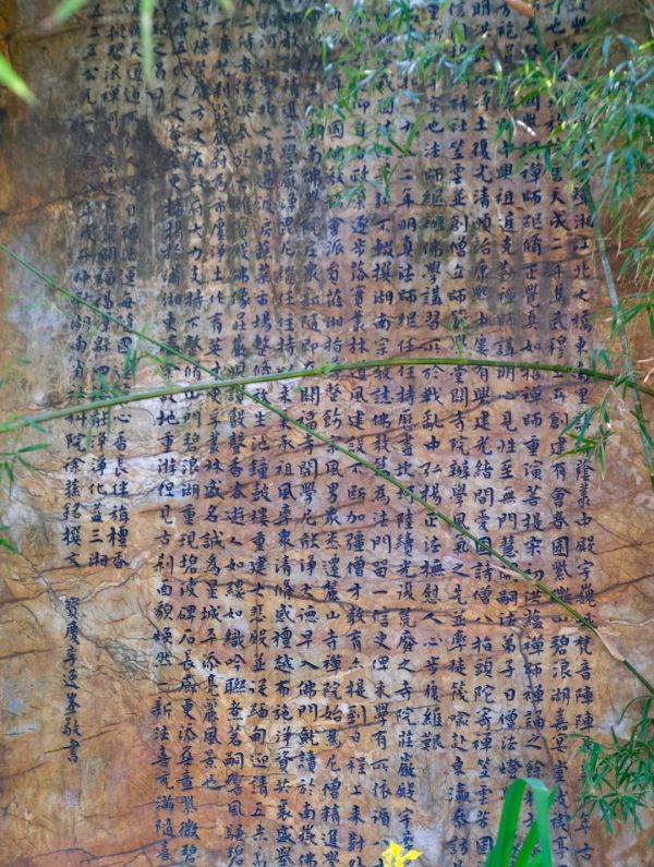 长沙必打卡:古开福寺游玩指南 越来越多的年轻人喜欢逛寺庙,而古开福寺作为长沙市香火最旺的寺庙之一,绝对值得一游。逛完这里再离开长沙,才算不虚此行。 交通:乘坐地铁1号线到开福寺站,从1号口出站。 门票:成人票10元,学生半价,老人和小孩免票。 福利:凭票在门口可以免费领取3柱香。 ️ 开放时间:06:30-17:30 古开福寺虽不大,但值得一逛。如果你是第一次来,可能会错过一些地方。以下是一些必打卡的地点,供大家参考: ️ 参观路线: 焚香炉:跟着指示牌走。 大悲殿:顺时针绕3或7圈,边绕边默念心愿,据说有点灵验。 毗卢殿:数罗汉!默念一个数字数到相应罗汉拿签,解签可以网上搜索。 菩提阁:文创产品都在这里,打开一个新世界。 碧浪湖:坐在这里观赏美景,可以闭目养神。 九龙观音像:入口处的许愿池,抛硬币许愿。 斋面:最后吃一碗斋面,满意地离开。 文创产品: 开福文创:开福寺非常懂年轻人,推出了多种文创产品。拿着自家宠物照可以免费领取宠物开福卡,写好挂在福喵旁的架子上即可。新上的万物开福透卡总共有三款,我抽到了猫猫款,还会“送你一朵小福花”的种子卡,带回家种植吧! ⭕️ 注意事项: 不能拍佛像。 不能携带烟火。 不要打扰师父们。 希望这些信息能帮助你更好地规划古开福寺之行,享受一次难忘的旅行体验。-有驾