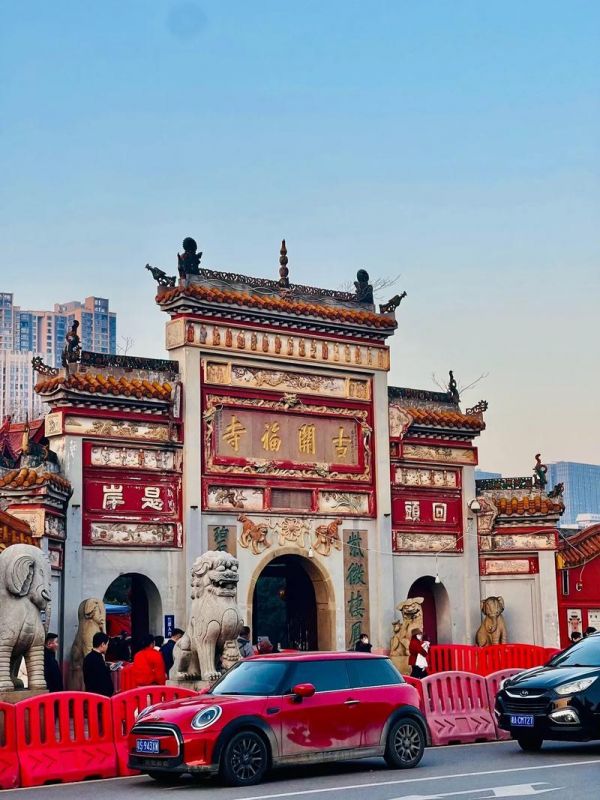 长沙必打卡:古开福寺游玩指南 越来越多的年轻人喜欢逛寺庙,而古开福寺作为长沙市香火最旺的寺庙之一,绝对值得一游。逛完这里再离开长沙,才算不虚此行。 交通:乘坐地铁1号线到开福寺站,从1号口出站。 门票:成人票10元,学生半价,老人和小孩免票。 福利:凭票在门口可以免费领取3柱香。 ️ 开放时间:06:30-17:30 古开福寺虽不大,但值得一逛。如果你是第一次来,可能会错过一些地方。以下是一些必打卡的地点,供大家参考: ️ 参观路线: 焚香炉:跟着指示牌走。 大悲殿:顺时针绕3或7圈,边绕边默念心愿,据说有点灵验。 毗卢殿:数罗汉!默念一个数字数到相应罗汉拿签,解签可以网上搜索。 菩提阁:文创产品都在这里,打开一个新世界。 碧浪湖:坐在这里观赏美景,可以闭目养神。 九龙观音像:入口处的许愿池,抛硬币许愿。 斋面:最后吃一碗斋面,满意地离开。 文创产品: 开福文创:开福寺非常懂年轻人,推出了多种文创产品。拿着自家宠物照可以免费领取宠物开福卡,写好挂在福喵旁的架子上即可。新上的万物开福透卡总共有三款,我抽到了猫猫款,还会“送你一朵小福花”的种子卡,带回家种植吧! ⭕️ 注意事项: 不能拍佛像。 不能携带烟火。 不要打扰师父们。 希望这些信息能帮助你更好地规划古开福寺之行,享受一次难忘的旅行体验。-有驾