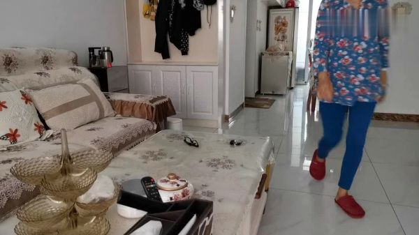 下雨了，小猫咪也不想回家躲了起来，被妈妈抱进了家和妈妈玩耍
