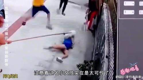 疯狗咬女孩危险动作请勿模仿 监控下的惊险一幕