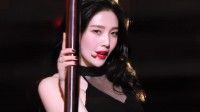 还以为Lisa后面是吴京 媚眼如丝是啥丝的动态图