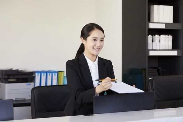《带狗狗出行：掌握交通法规，确保安全旅程》 图1