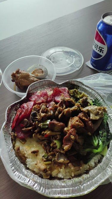 油亮亮的卤肉饭，真满足