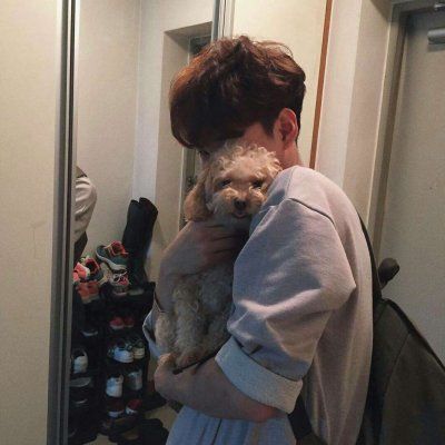 男生微信头像带宠物 怀里抱着狗或猫的有爱心男生头像图片