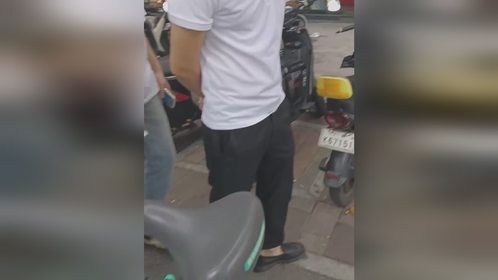 网友骑单车经过嘉禾望岗，被派传单人强行拉住，拦截下来不让走？