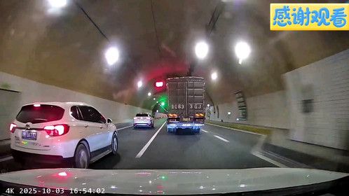 白SUV跟卡车并行压速！视频车见它下高速，不让行让它错过口