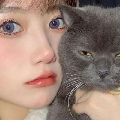 抱着猫的女生头像