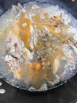 鱼虾一锅鲜的做法 步骤5