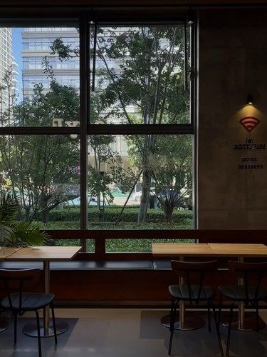 雨天躲进街角咖啡馆，松弛感轻松拿捏