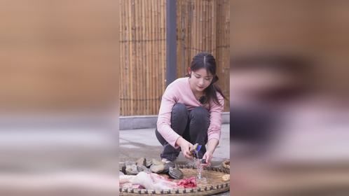 用石头烤出来的牛舌，焦香四溢美滋滋