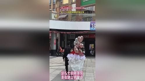 男子为女友制作辣条花束
