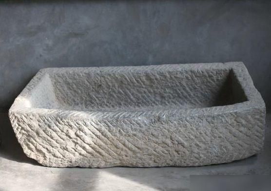 说到石磨,猪食槽,其实现在就算在农村,也很少再见到由石头打制成的