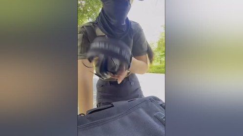 泰国军事女教官下班后卸妆视频爆红网络，身材很傲人！