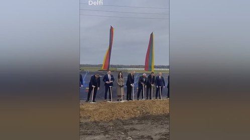 莱茵金属在立陶宛兴建155毫米炮弹工厂，开工时来了很土铲土官！