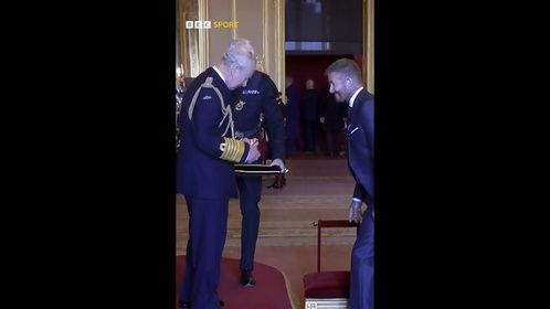 贝克汉姆被查尔斯国王授爵，隔着屏幕都能感受到他的喜悦！