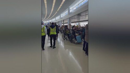 印度机场蹭绿色通道的轮椅大军，真假已经不重要了！