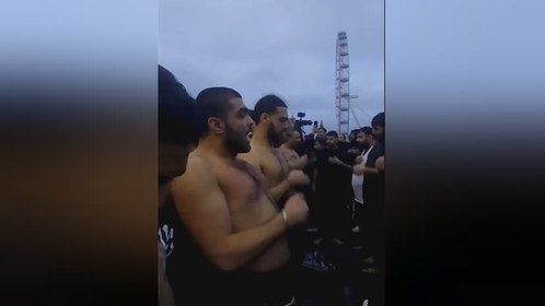 纽约的穆斯林光着膀子疯狂拍打胸脯，嘴里还不停喊着口号太魔幻！