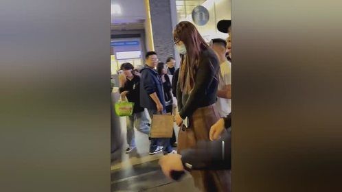 “南京红姐”重出江湖，提牛奶这个男子演的太像了！