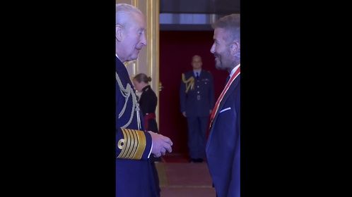 查尔斯三世在温莎城堡授予贝克汉姆爵士头衔，西装革履帅爆了！