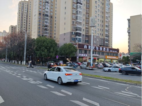 市人民医院南院后门对面路旁（红都大道）