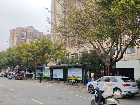 五指峰路北[公交站旁]