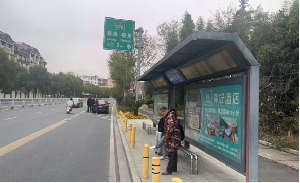 富鑫华府公交站台旁
