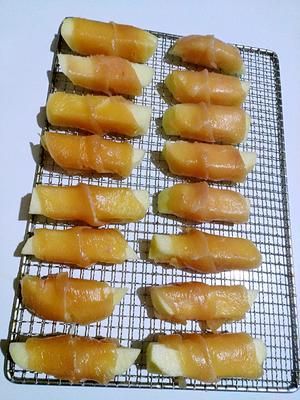 自制宠物狗零食鸡肉绕苹果的做法 步骤2